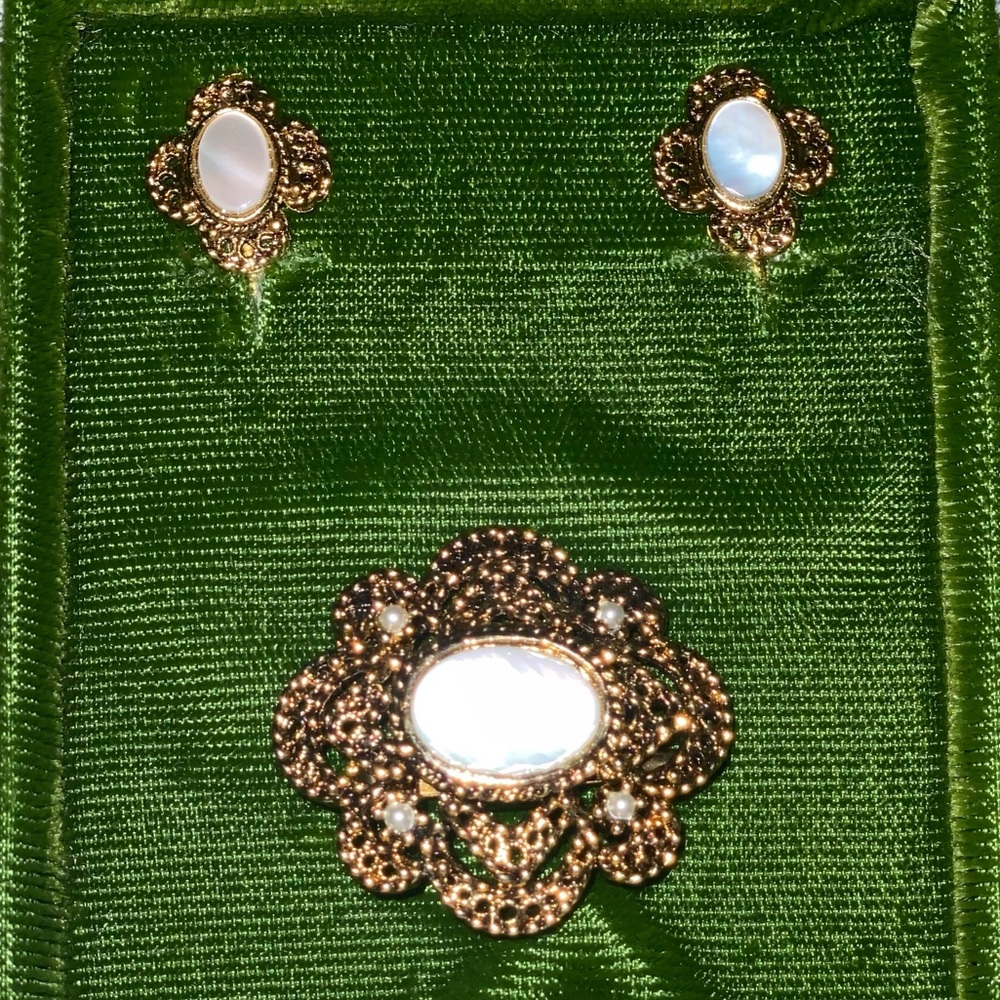 ANTIQUE ESTATE MOP BROOCH & CLIP ON EARRINGS